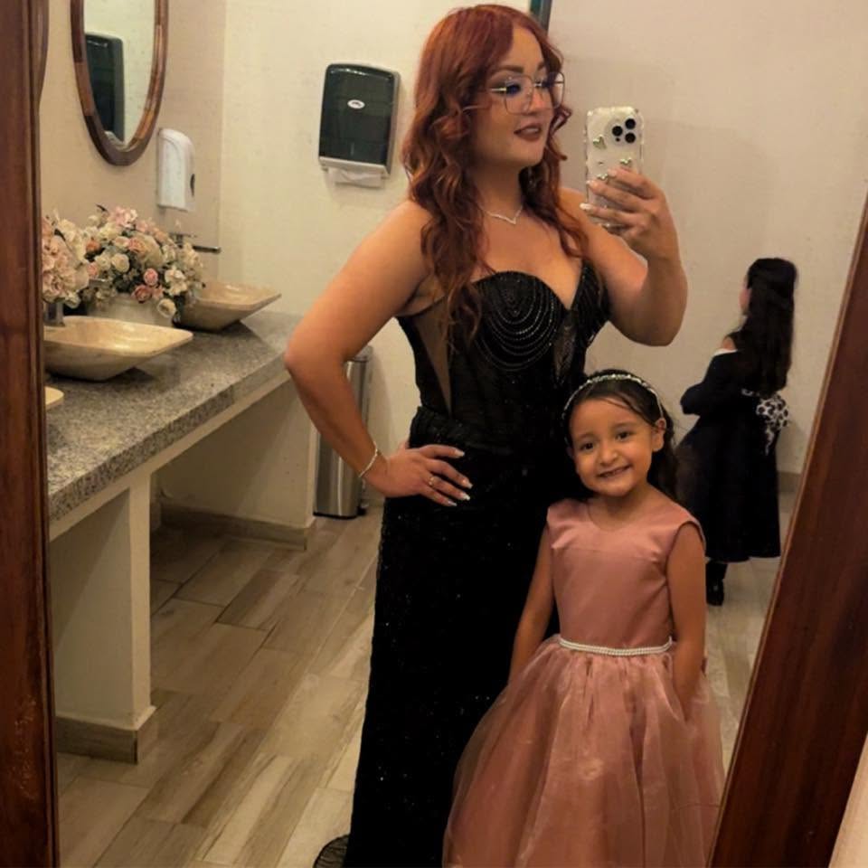 Imagen de perfil de Vianney López junto a su hija en la celebración de XV años